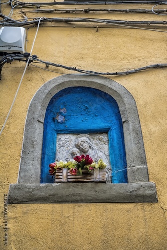 Obraz na płótnie empoli, italien - heilige madonna an einer verwitterten hauswand w salonie