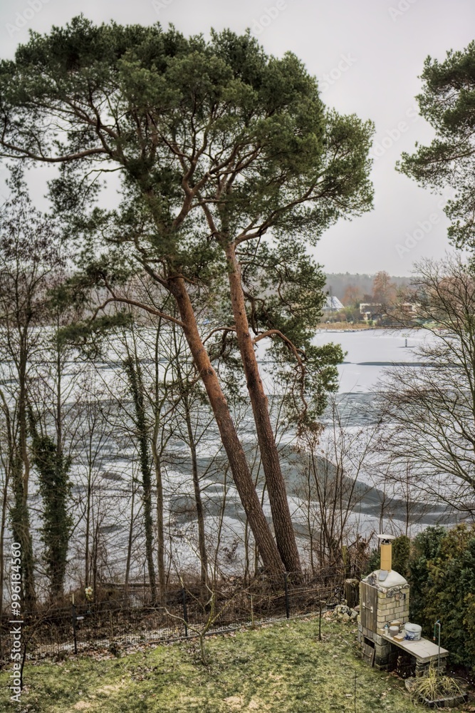 erkner, deutschland - landschaft am flakensee mit räucherofen im winter