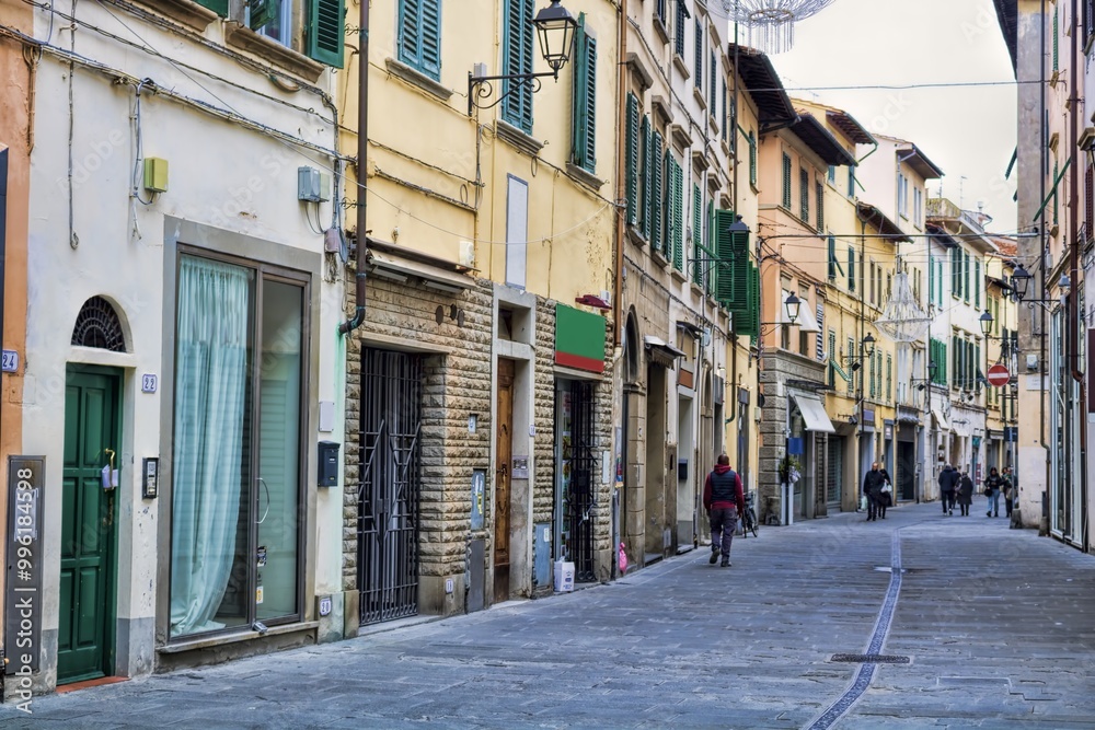 empoli, italien - einkaufsstraße in der altstadt.