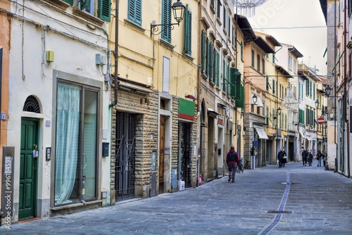 Obraz na płótnie empoli, italien - einkaufsstraße in der altstadt. w salonie