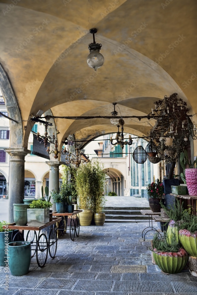 empoli, italien - arcaden an der piazza farinata degli uberti
