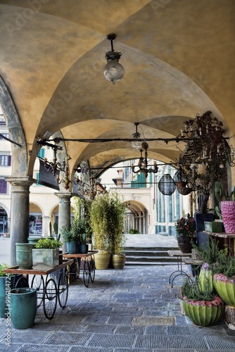 Obraz na płótnie empoli, italien - arcaden an der piazza farinata degli uberti w salonie