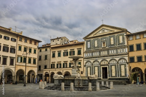 Obraz na płótnie empoli, italien - kirche sant andrea und fontana delle naiadi w salonie