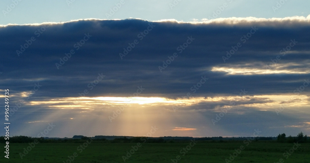 Fototapeta premium The sky is cloudy and the sun is setting