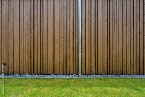 Fassade Holzhaus Holz Holzbau Rasen Wiese Fallrohr