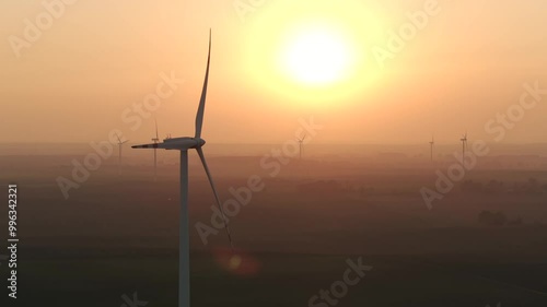 Farma wiatrowa na tle zachodzącego słońca, wiatrak, energia odnawialna