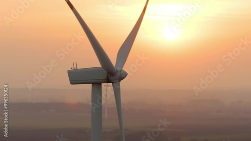 Turbina wiatrowa na tle zachodzącego słońca, wiatrak, energia odnawialna