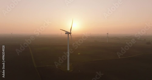 Farma wiatrowa na tle zachodzącego słońca, wiatrak, energia odnawialna