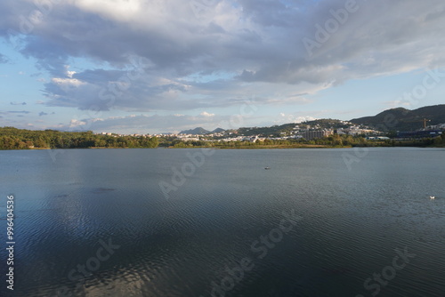 Grande parco di tirana al tramonto, vista su lago, alberi e montagne
