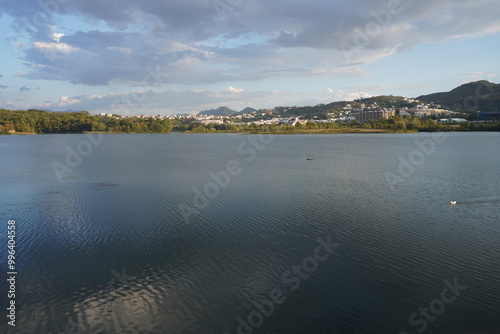 Grande parco di tirana al tramonto, vista su lago, alberi e montagne