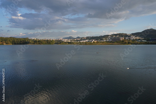 Grande parco di tirana al tramonto, vista su lago, alberi e montagne