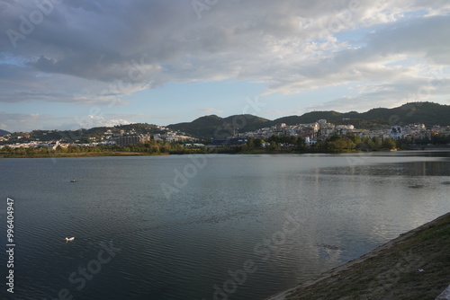 Grande parco di tirana al tramonto, vista su lago, alberi e montagne