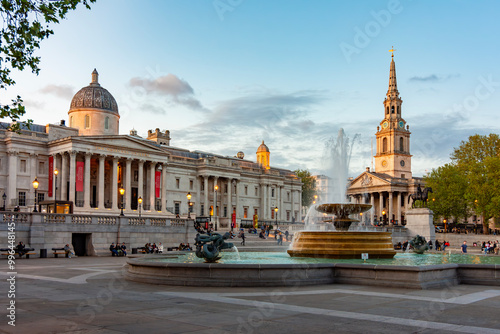 Obraz na płótnie Fountain on Trafalgar square and National Gallery at sunset, London, UK w salonie