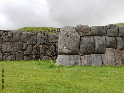 Fotografía tomada en algunas grandes ruinas de piedra en Sacsayhuamán Cusco, Perú