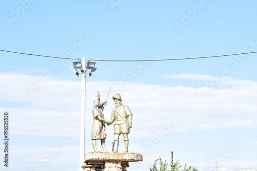 Fotografía tomada a un monumento encima de un roca de una pileta de agua, de una plaza de armas en Tarapoto, Perú photo