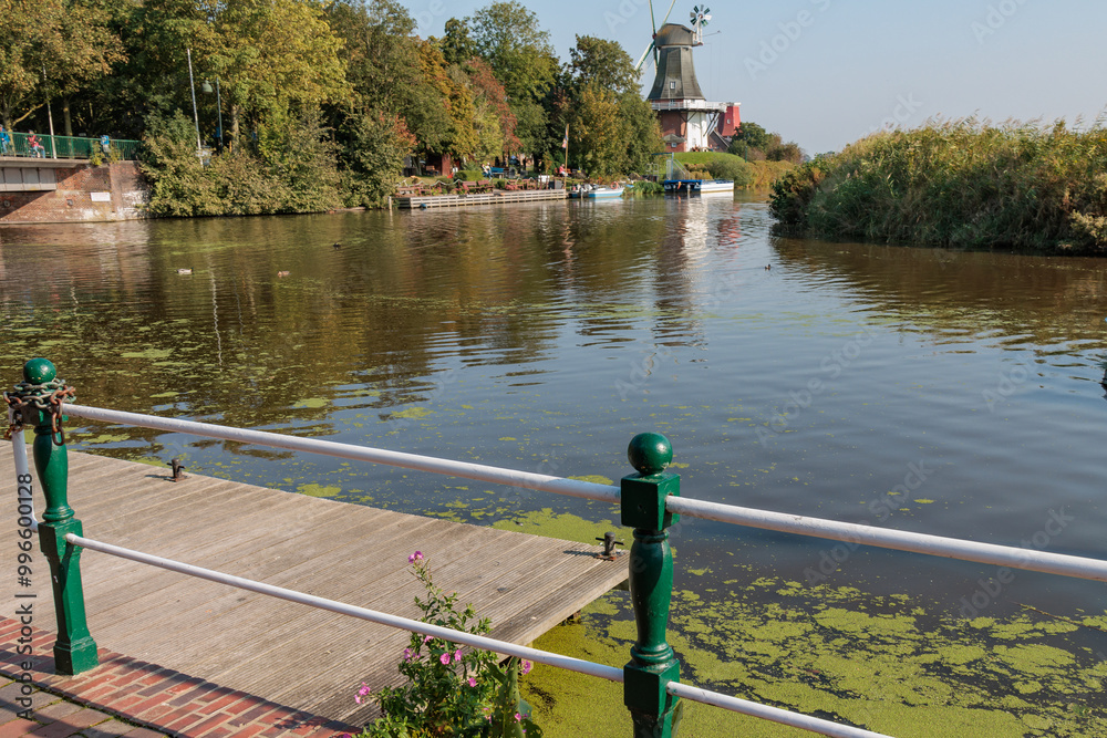 Obraz premium Kleine Dörfer im Herzen von Ostfriesland