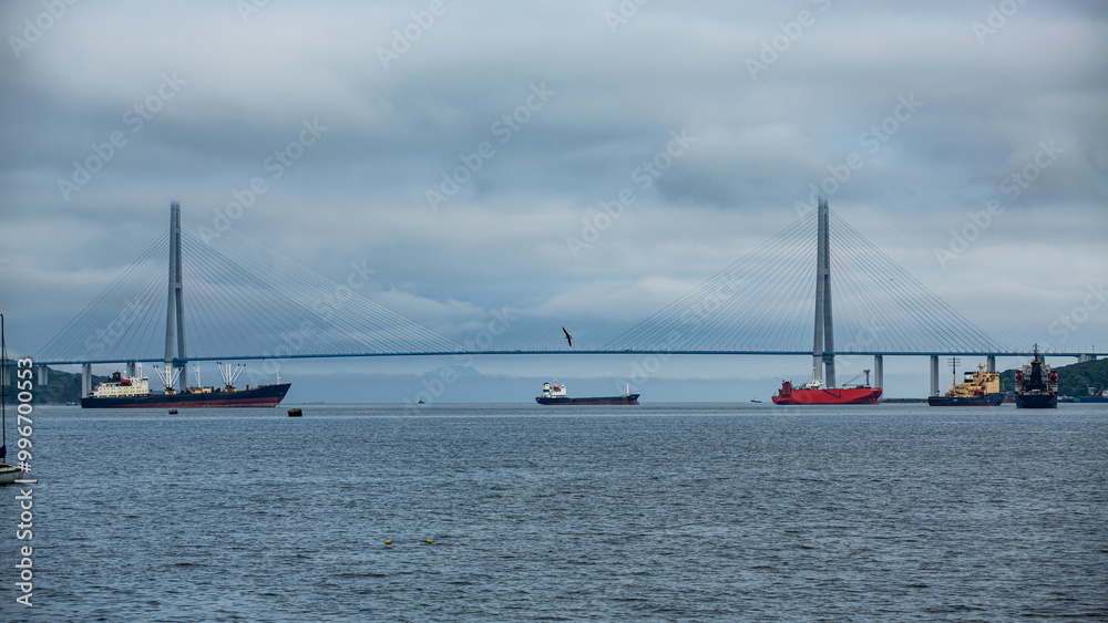 Fototapeta premium A scenic bridge over water, with boats floating nearby