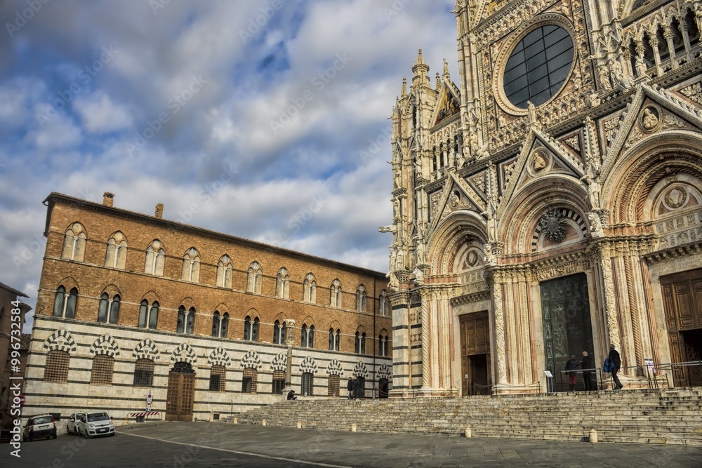 siena, italien - dom mit westfassade und den drei kirchenportalen