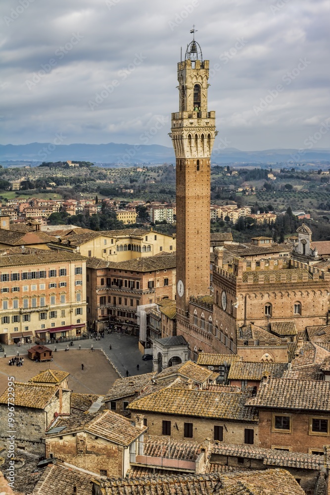siena, italien - piazza del campo mit campanile vom palazzo pubblico