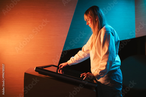 Foto Adolescent girl using touch screen display, skillfully searching interactive content on the modern museum exhibition