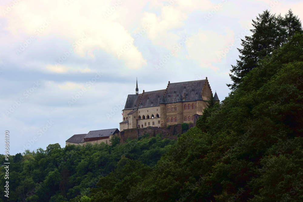 Die Burg Vianden in Luxemburg. Aussicht vom Premium-Wanderweg Nat'Our Route 5 in der Nähe der Ourtalsperre. Die Burg Vianden in Luxemburg. Aussicht vom Premium-Wanderweg Nat'Our Route 5 in der Nähe der Ourtalsperre.