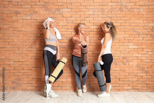 Sporty mature women with yo...