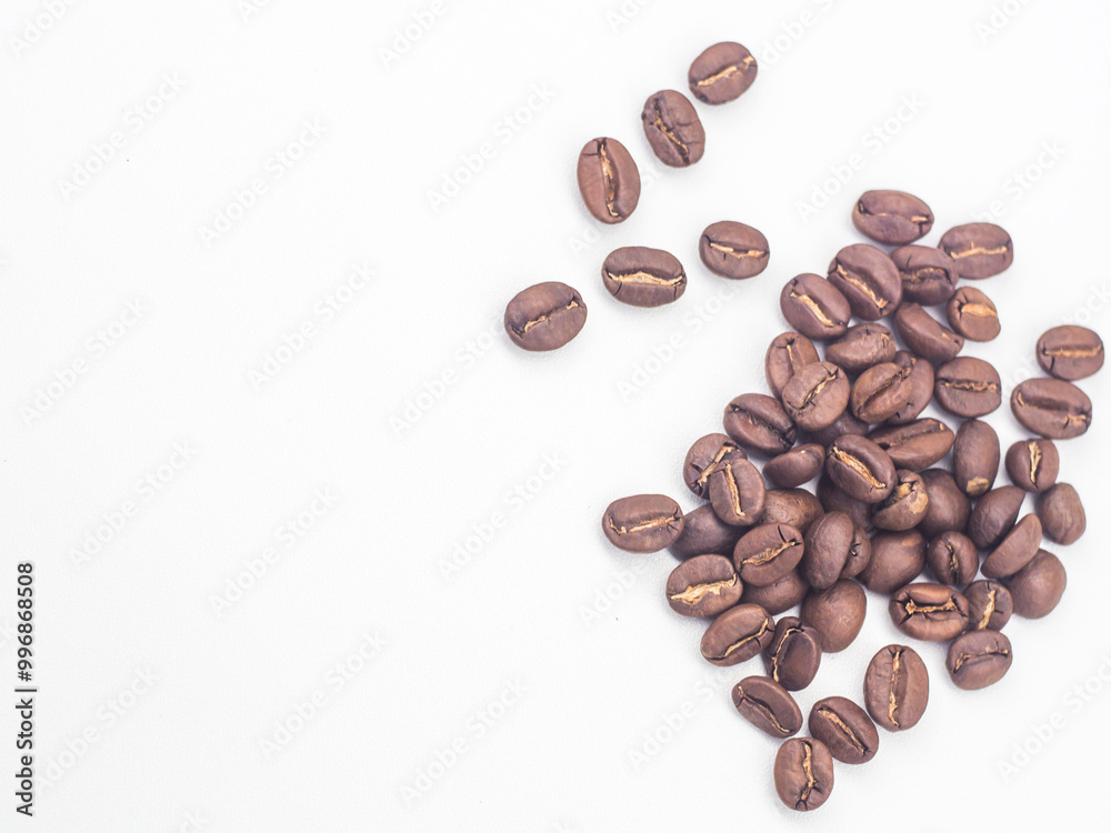 Obraz premium Roasted coffee beans isolated on a white background