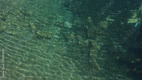 Φωτογραφία Clear, shallow waters with visible underwater rocks and marine life at pescoluse beach, salento, puglia, italy