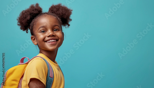 Conceito de volta às aulas, garota negra afro-americana feliz no primeiro dia de aula. Educação e aprendizagem inclusivas, diversas, positivas e divertidas. Infância alegre