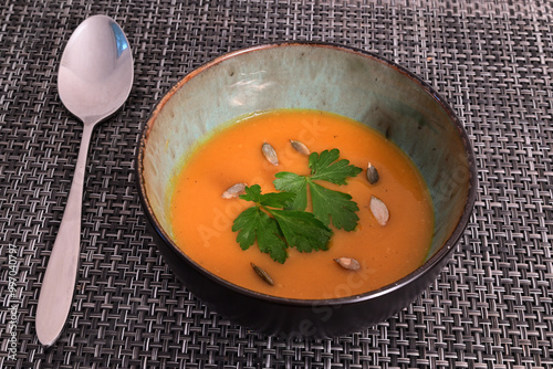 hokkaido kürbis suppe mit kürbiskernen und petersilie photo