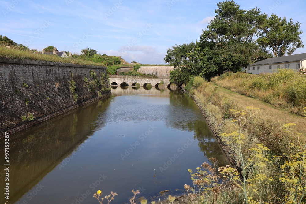 Fototapeta premium Anciennes fortifications Vauban, village de Saint Vaast La Hougue, département de la Manche, France