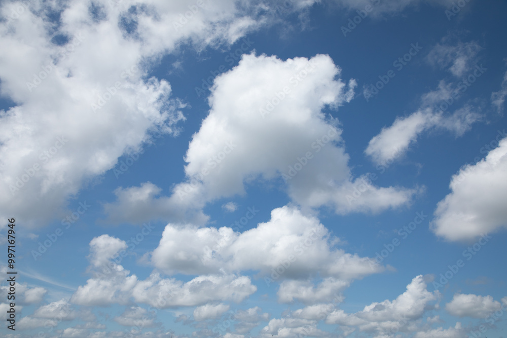 Obraz premium Blue sky background with white clouds