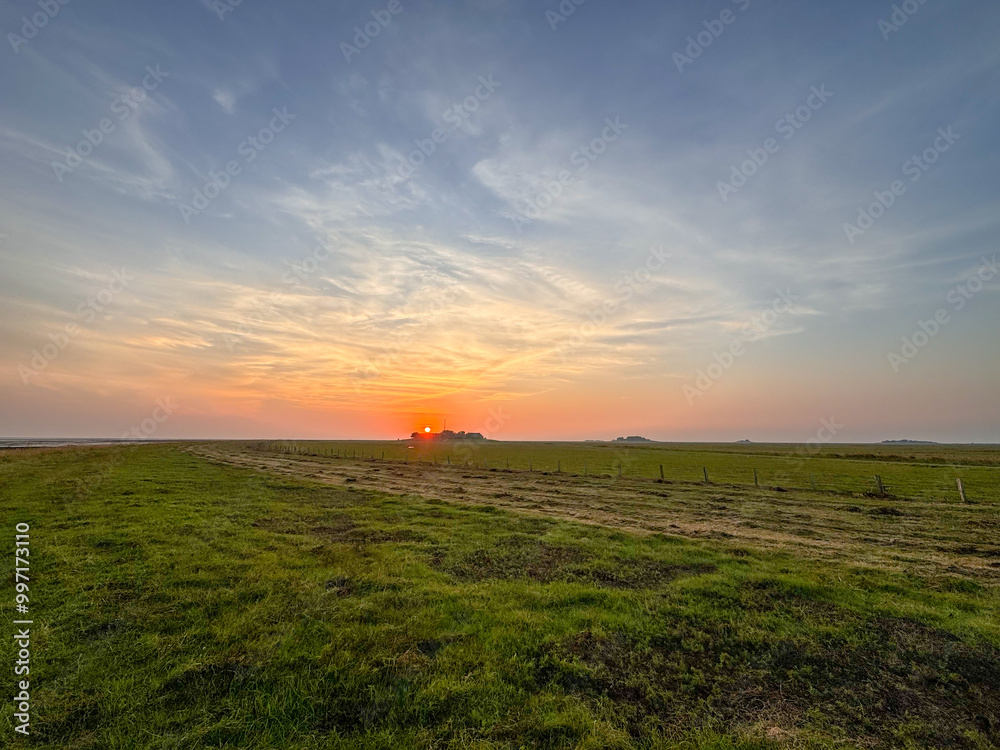 Obraz premium Nordsee, North Sea, Hallig Hooge, Halligen, Sunset, Sunrise, Sonnenuntergang, Sonnenaufgang, Meer, Ocean, Wasser, Wiesen, Weiden, Episch, Drohnenfotos, DJI, Dronehsots, Insel, Deutschland, Germany, 