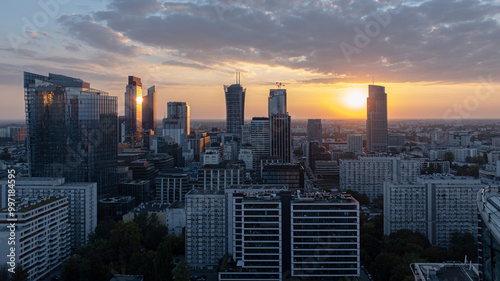 Zachód slońca w sródmiesciu Warszawy photo