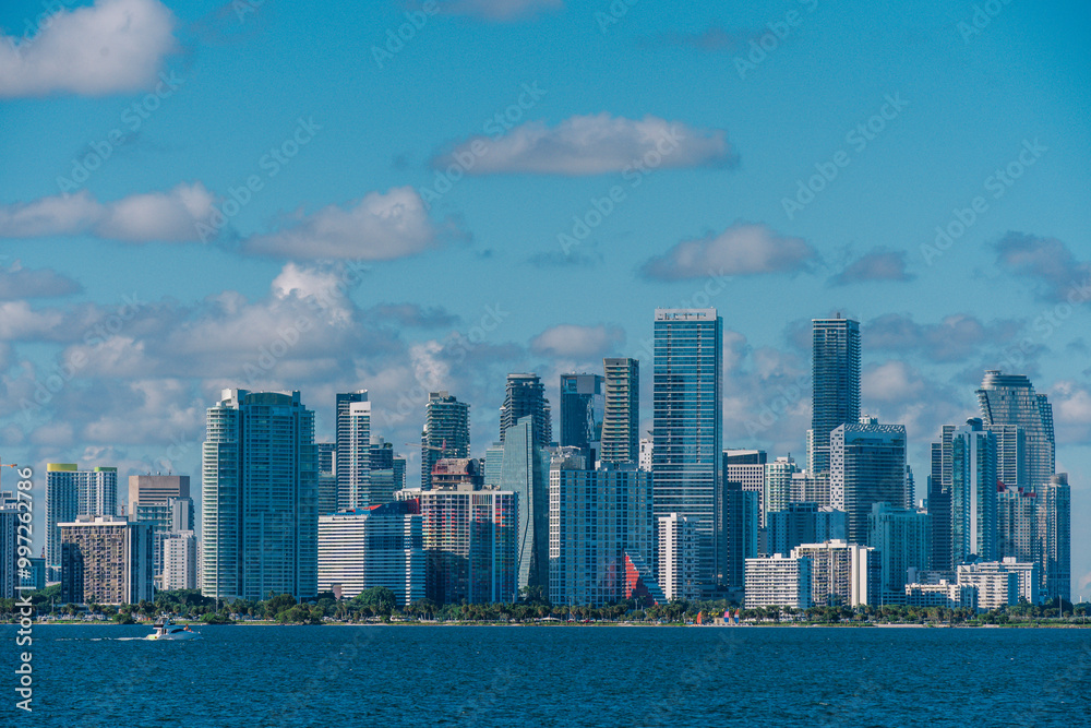 Fototapeta premium Miami y su skyline junto al Mar