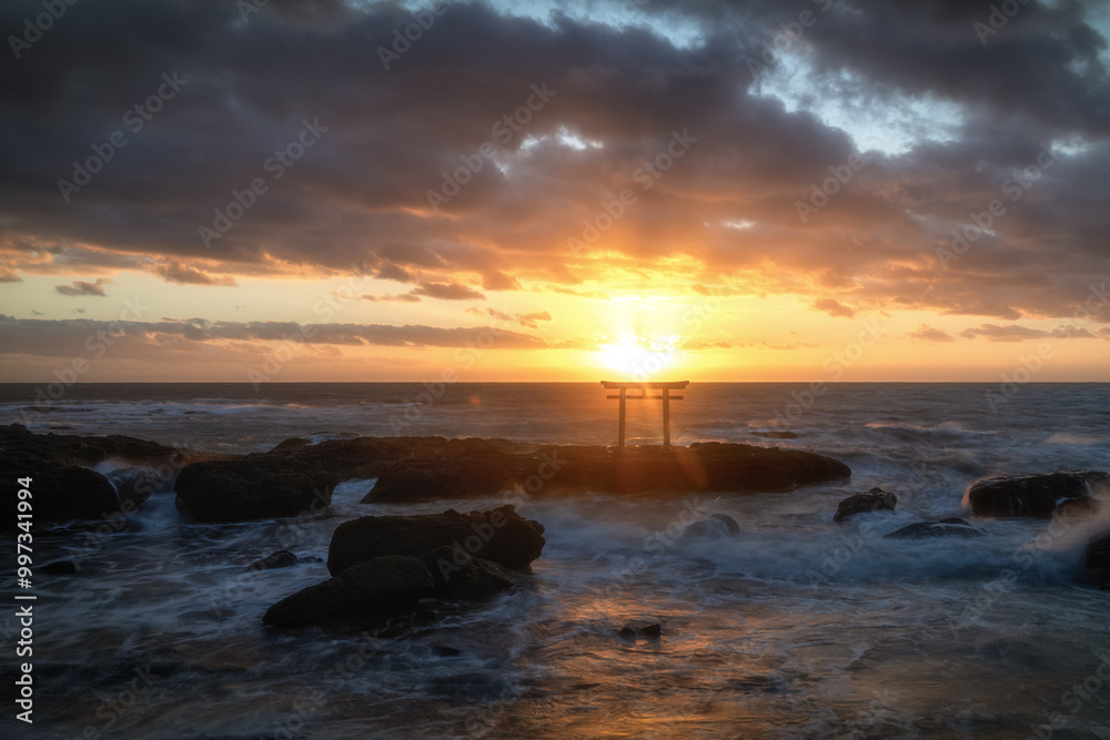 Fototapeta premium 大洗磯前神社神磯の鳥居の朝 