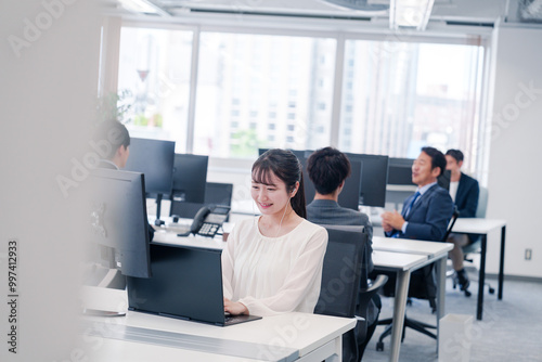 オフィスでリモート会議をする若い女性社員