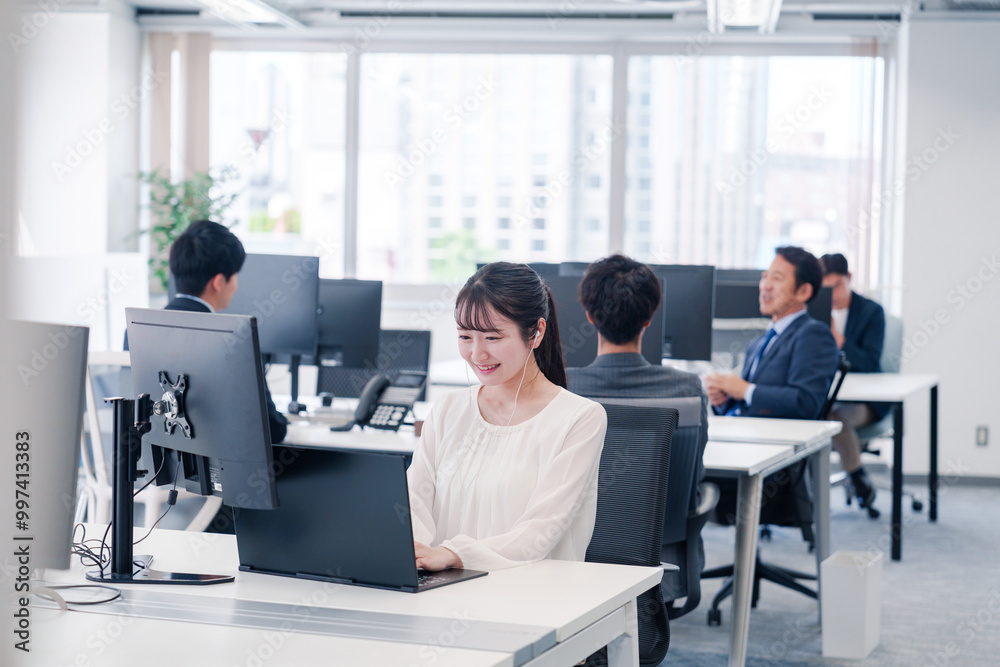 オフィスでリモート会議をする若い女性社員