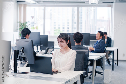 オフィスでリモート会議をする若い女性社員