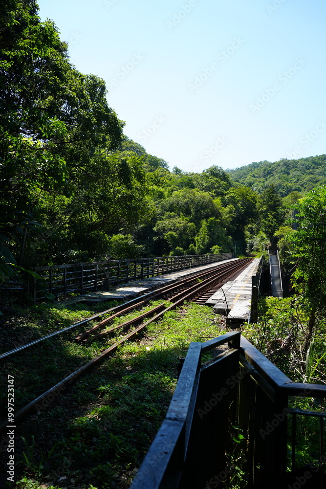 Fototapeta premium 한적한 시골의 오래된 기찻길 산책로