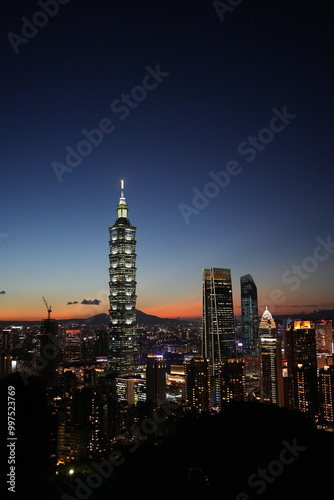 Wallpaper Mural 석양이지는 배경의 타이베이 101 Torontodigital.ca