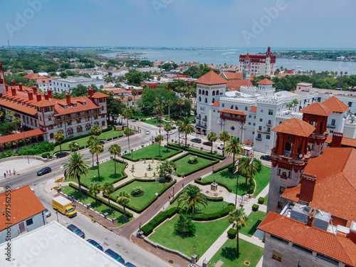 Tableau sur toile Park, fountain and  the City of St