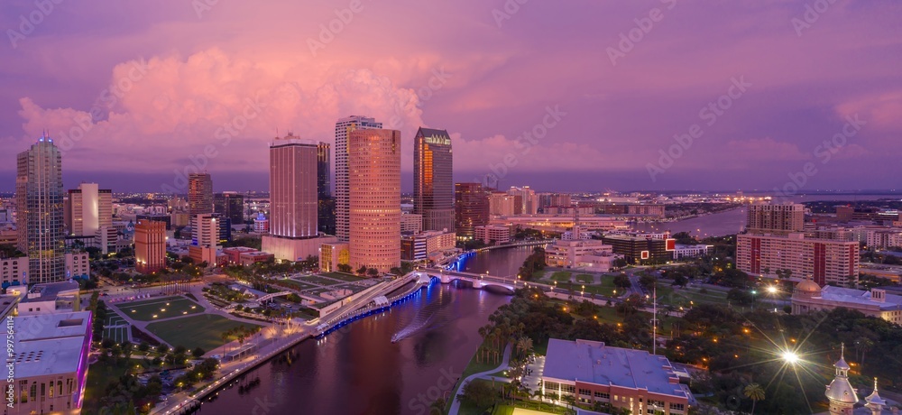 Obraz premium Downtown Tampa and the Hillsborough River during a dramatic sunset. Tampa, Florida, United States. Florida, United States.