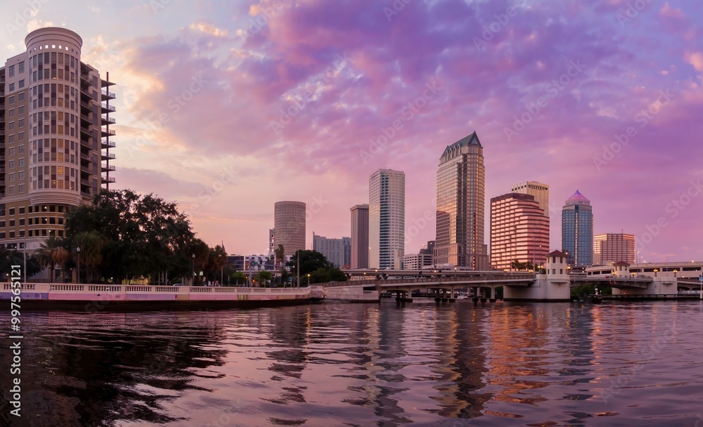 Fototapeta premium Platt Street Bridge crossing the Hillsborough River and buildings in downtown Tampa during a dramatic sunset, Florida, United States.
