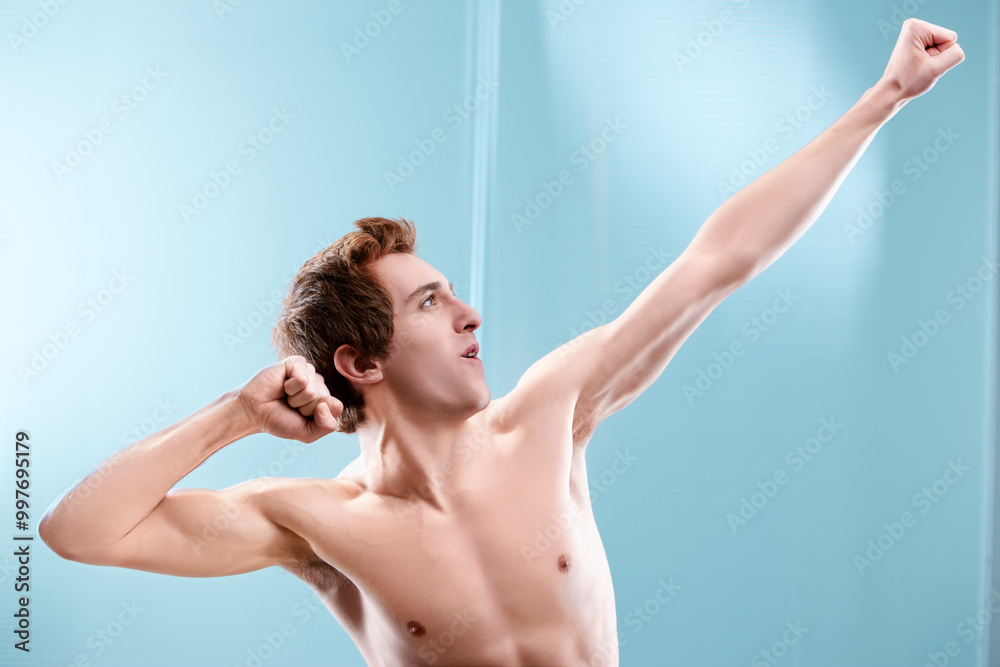 Obraz premium Confident, muscular man strikes playful victory pose in his bath