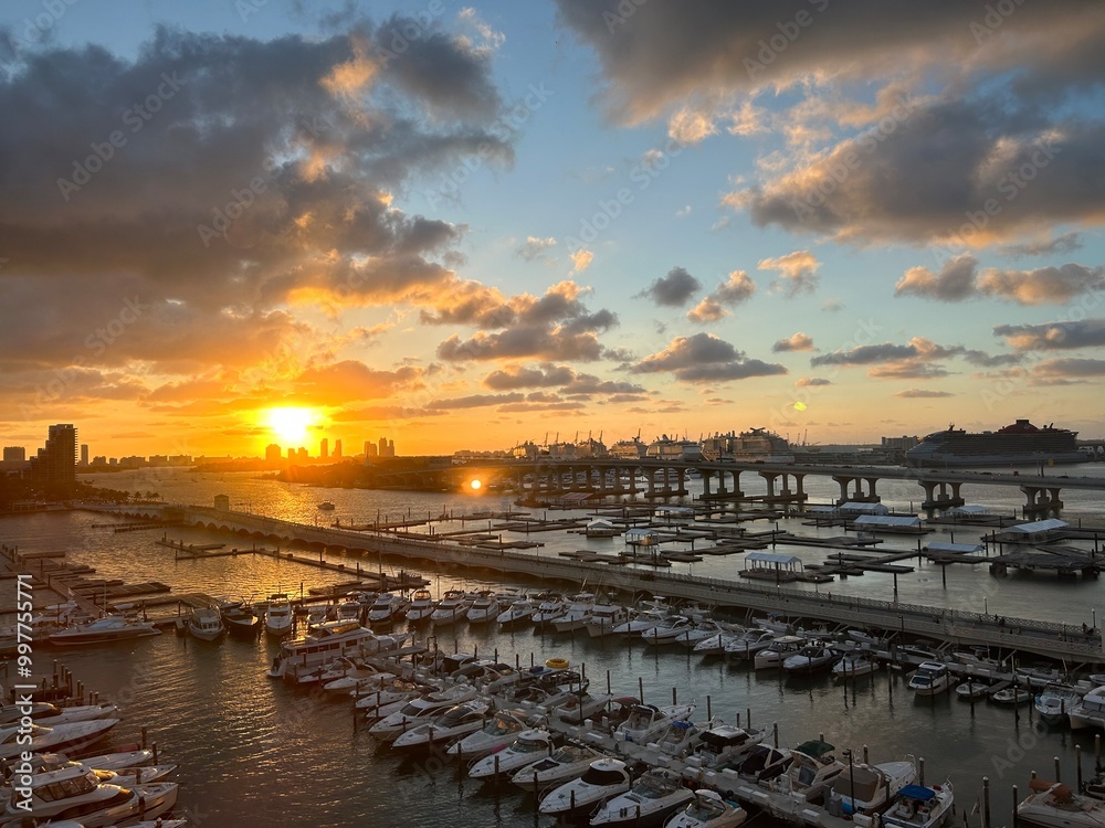 Obraz premium sunset over the marina