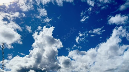 青空と白雲と太陽　タイムラプス