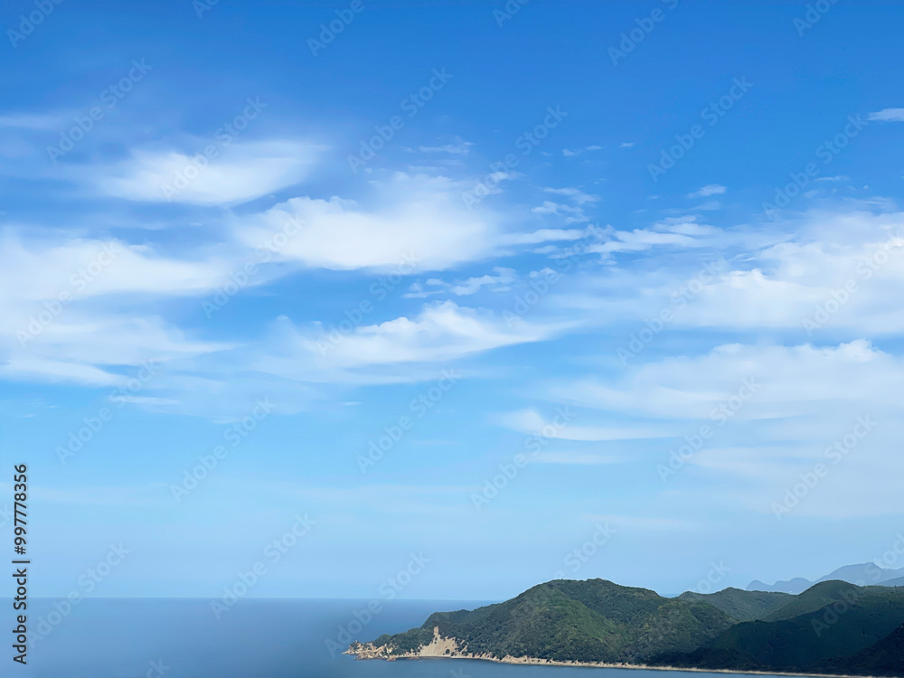 日本海の青い海と青い空と緑豊かな島 日本海の青い海と青い空と緑豊かな島