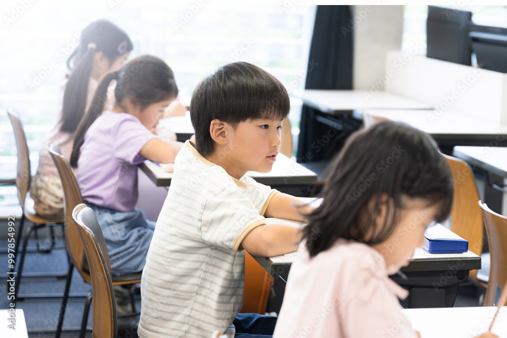 Elementary school children studying in an elementary school or cram school classroom Taking tests and exams Elementary school children studying in an elementary school or cram school classroom Taking tests and exams