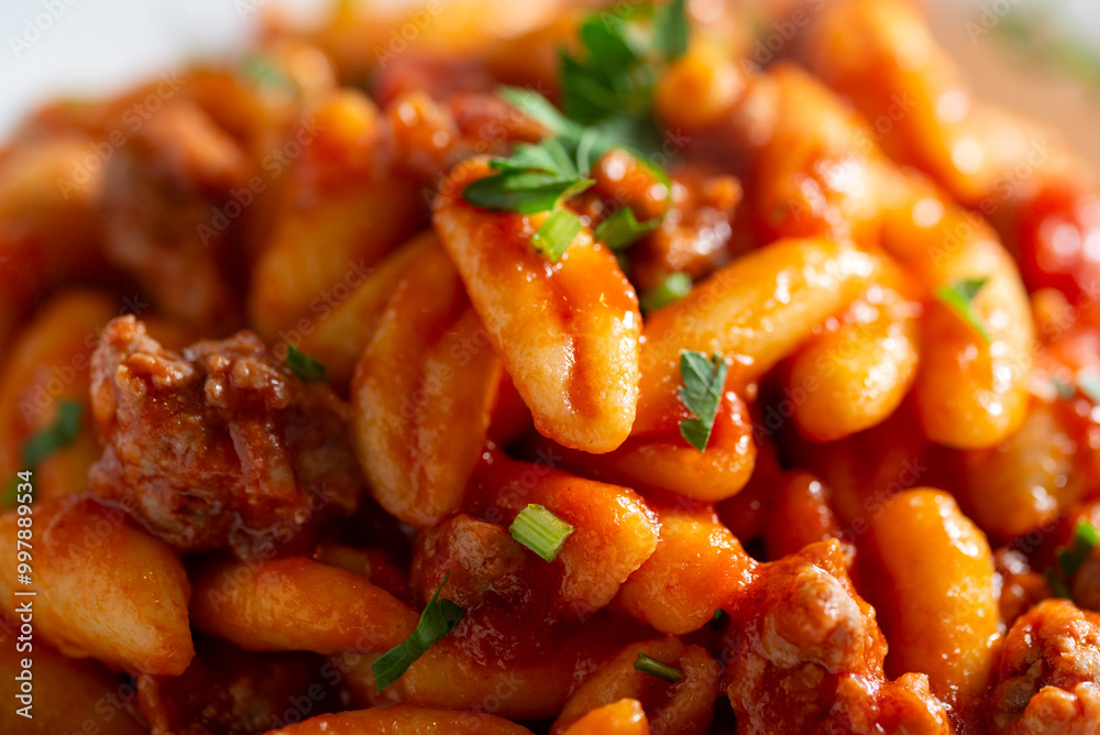 Primo piano di cavatelli campani conditi con sugo di salsiccia di maiale, pasta italiana Primo piano di cavatelli campani conditi con sugo di salsiccia di maiale, pasta italiana